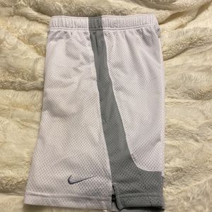 ⭐️White Nike athletic shorts with pockets